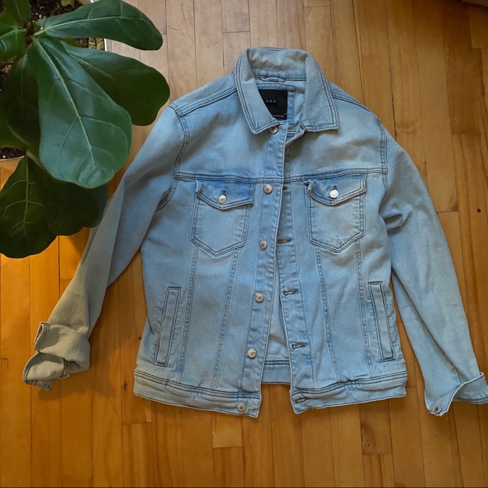 Zara Men's light wash denim jacket NWOT large